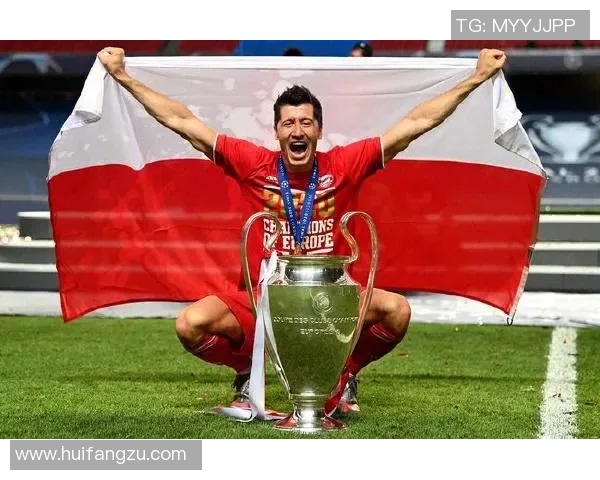 足球明星在水果海洋中尽情享受健康生活的奇妙时刻 足球明星在水果海洋中尽情享受健康生活的奇妙时刻