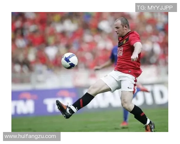 足球明星鲁尼光脚踢球瞬间展现独特魅力与激情的精彩瞬间